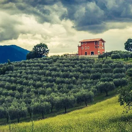 Santa Giusta Feriegård *